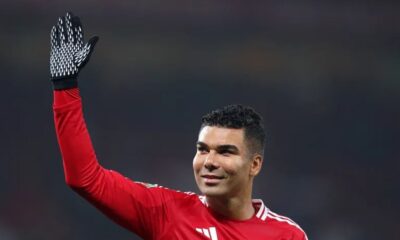 Casemiro despidiendo la afición del Manchester United tras un partido