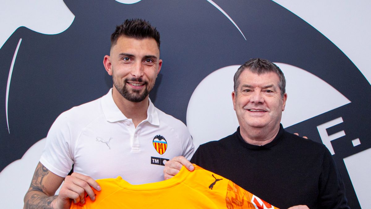 Cristian Rivero posando con la camiseta del Valencia CF en su renovación