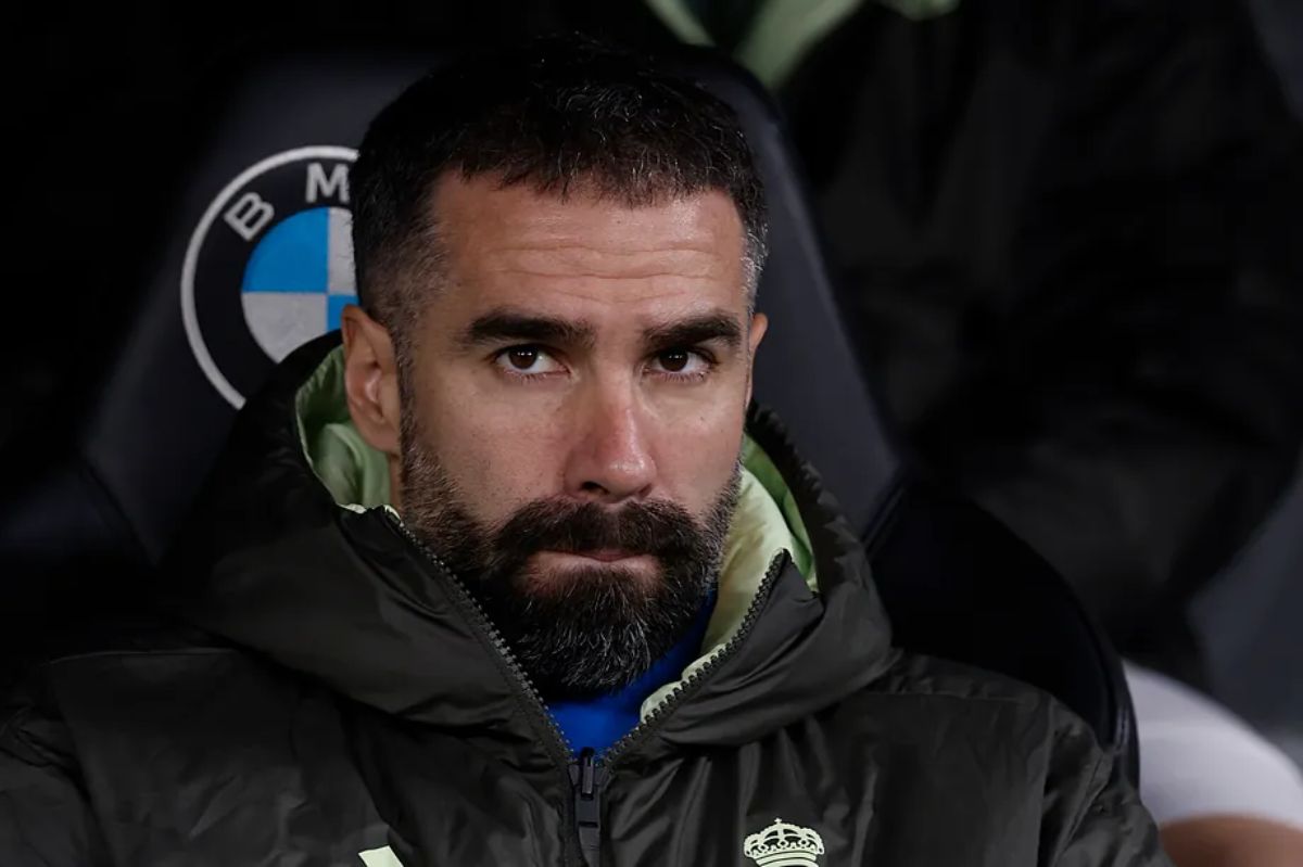 Daniel Carvajal en el banquillo del Real Madrid en el Santiago Bernabéu