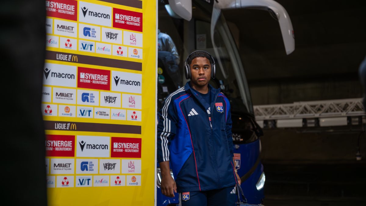Endrick saliendo del autobús del equipo