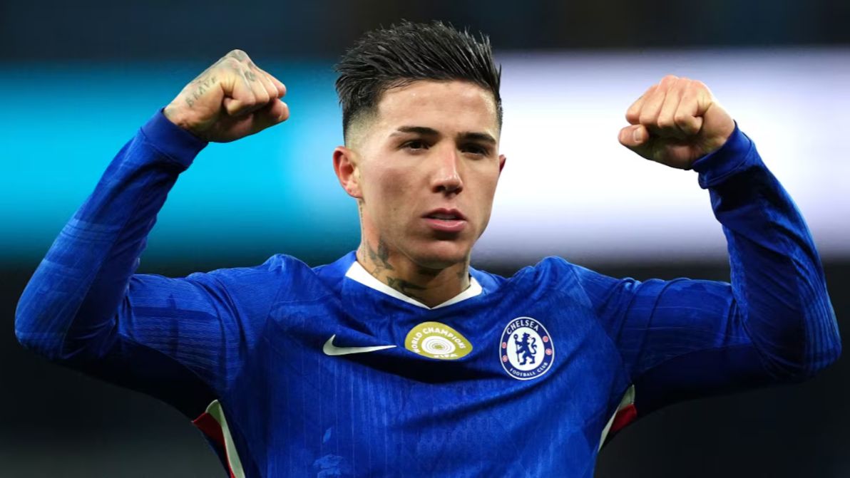 Enzo Fernández celebrando la victoria en un partido del Chelsea FC