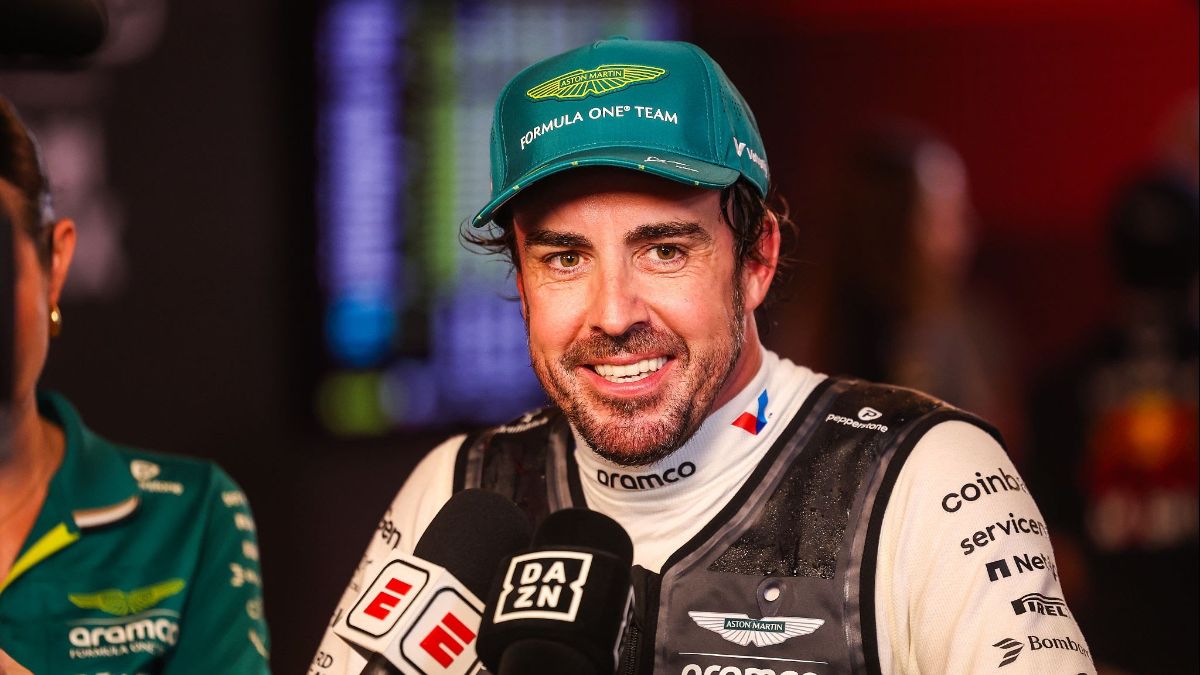 Fernando Alonso contestando a la prensa en la pretemporada de Fórmula 1