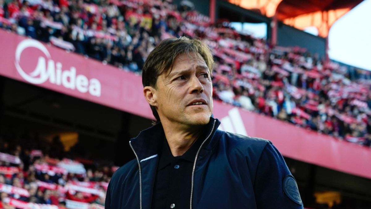 Matías Almeyda en los banquillos del Sevilla FC en el estadio Ramón Sánchez-Pizjuán