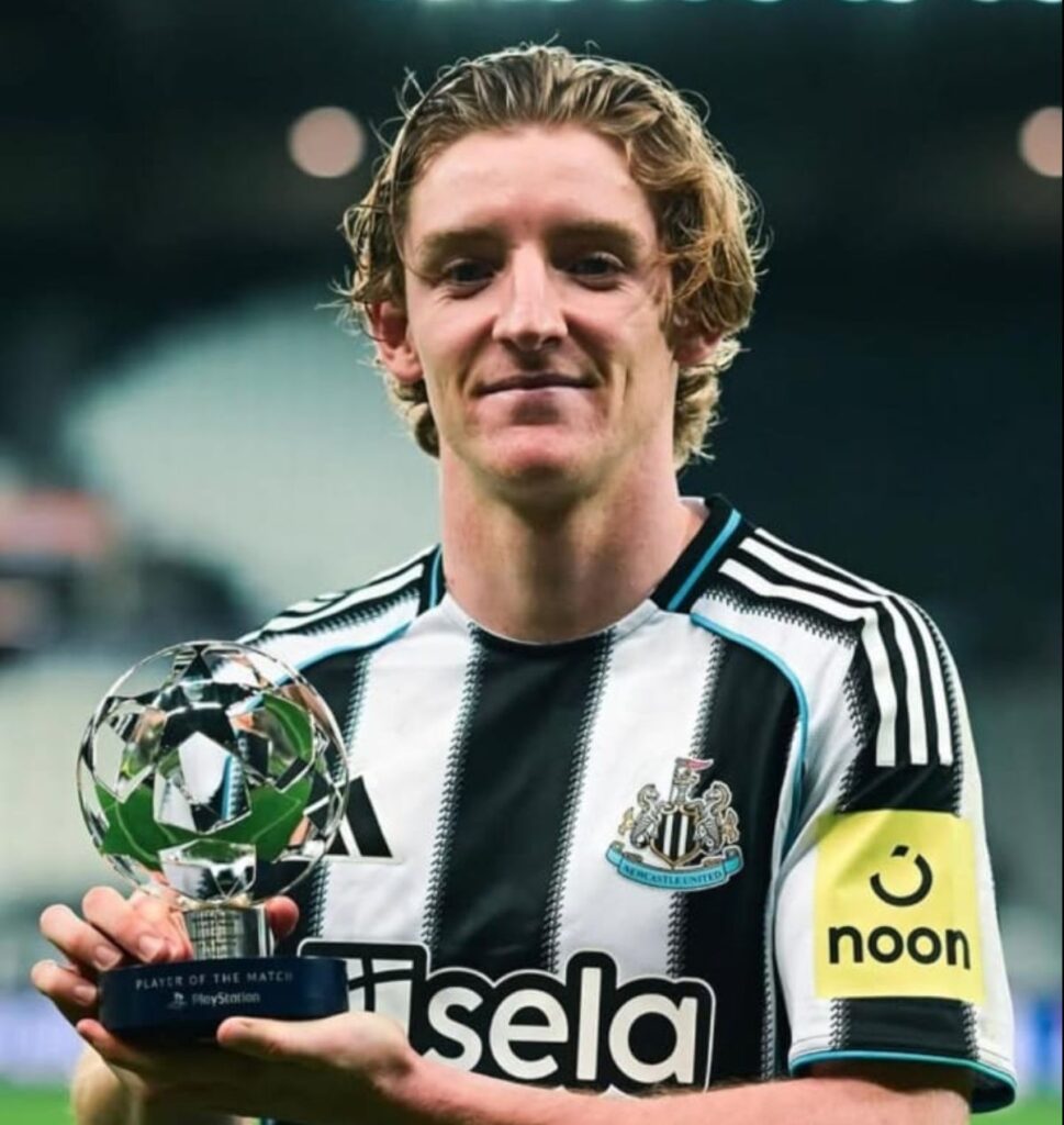 Anthony Gordon, en el punto de mira del Manchester United