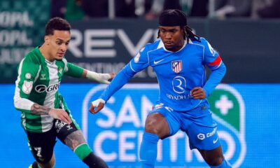 Lookman encara a Antony en el partido de Copa del Rey ante el Real Betis