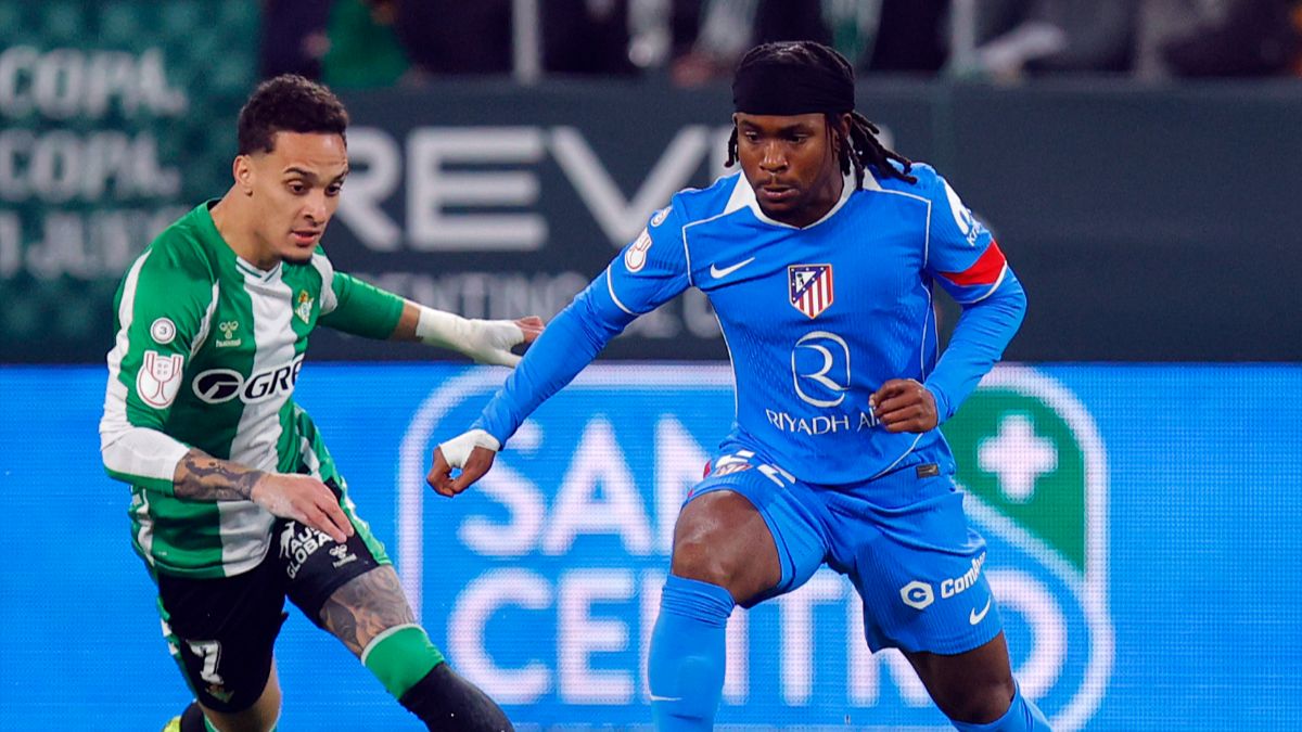 Lookman encara a Antony en el partido de Copa del Rey ante el Real Betis