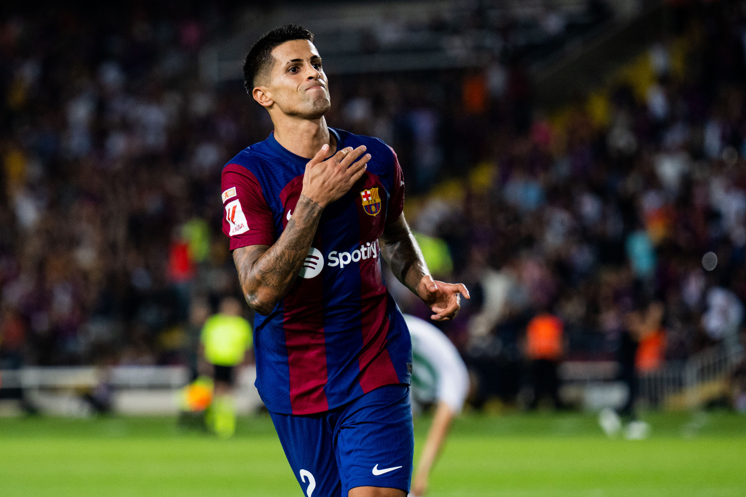 João Cancelo hace méritos para quedarse en el Barça
