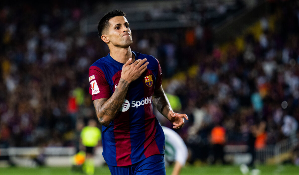 João Cancelo hace méritos para quedarse en el Barça