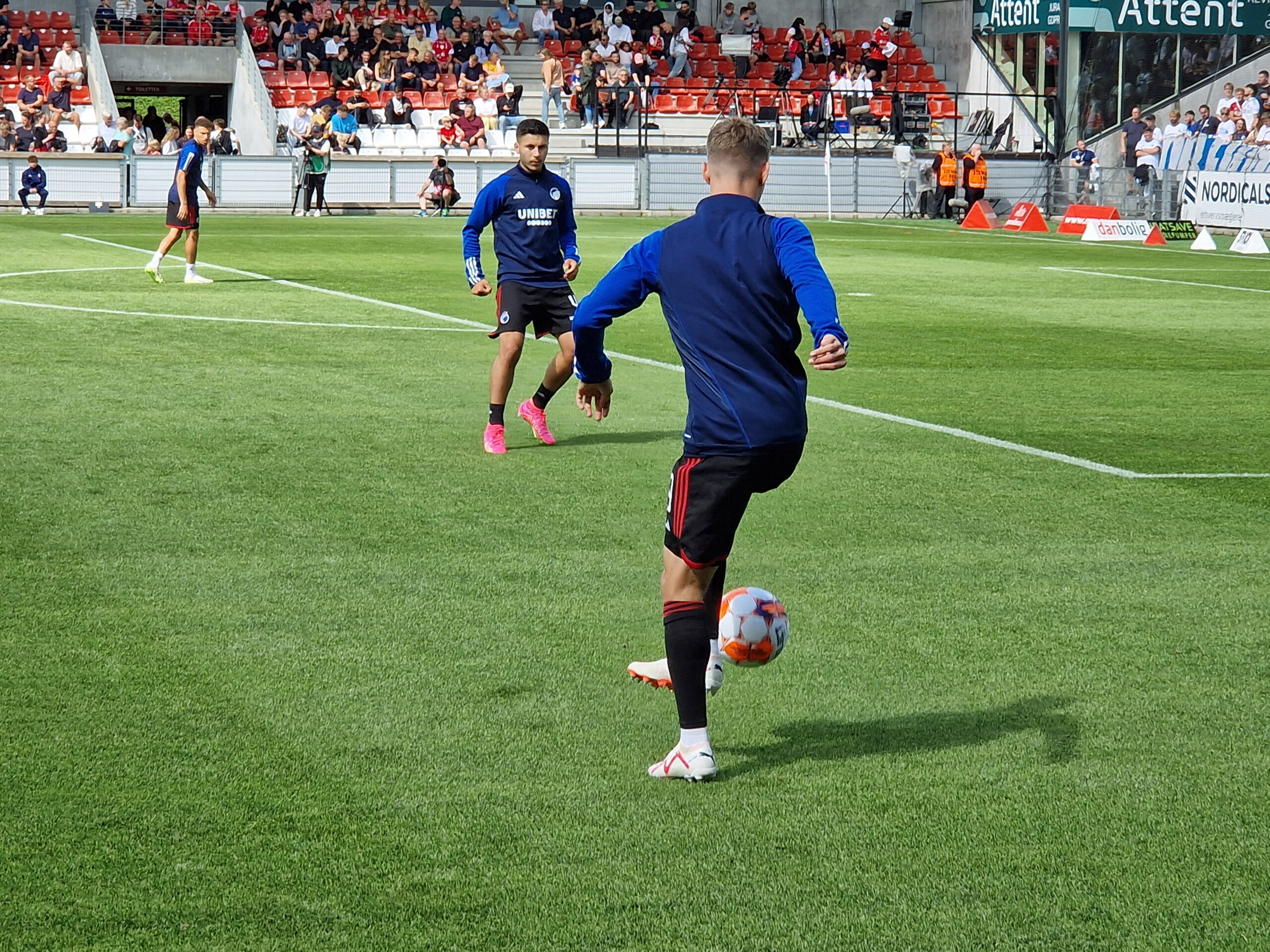 Roony Bardghji durante un calentamiento con el FC Copenhague