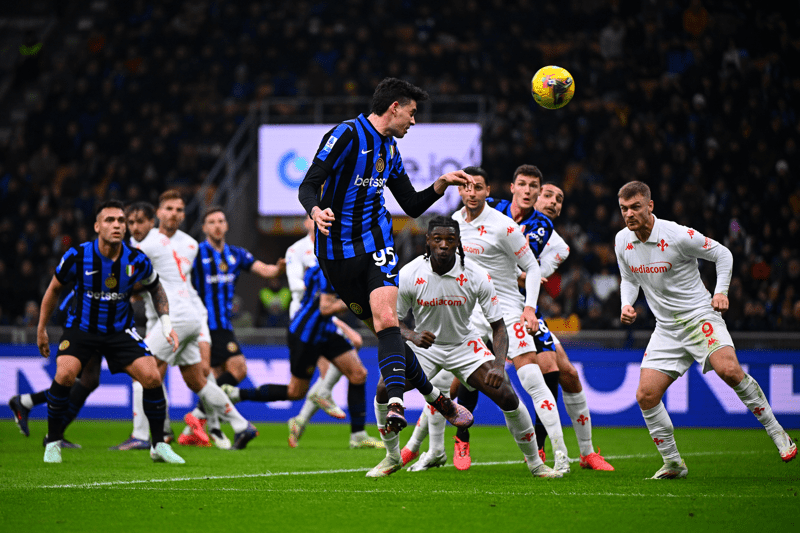 Alessandro Bastoni en acción con el Inter de Milán