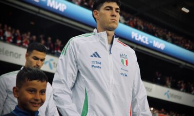 Alessandro Bastoni con Italia durante un partido internacional en junio de 2025