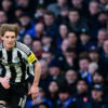 Anthony Gordon en acción con el Newcastle United durante un partido