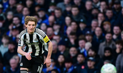 Anthony Gordon en acción con el Newcastle United durante un partido