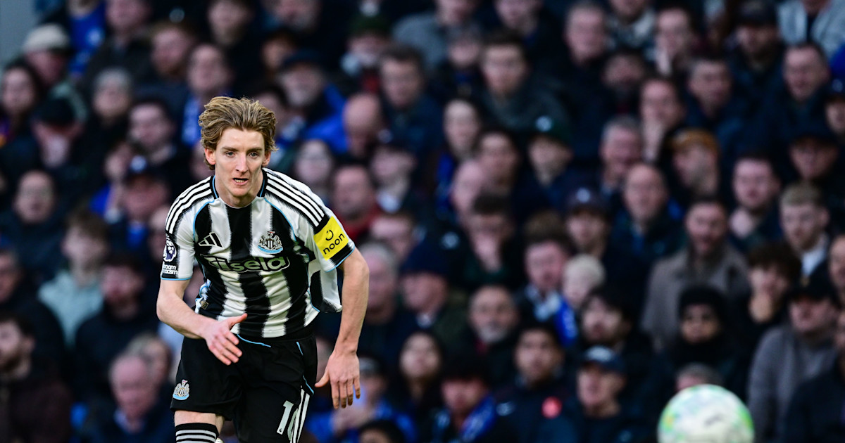 Anthony Gordon en acción con el Newcastle United durante un partido