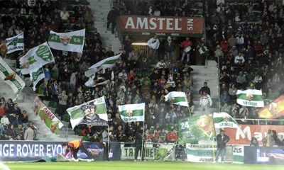 Afición del Elche CF, grada del Martínez Valero durante un partido, 2026