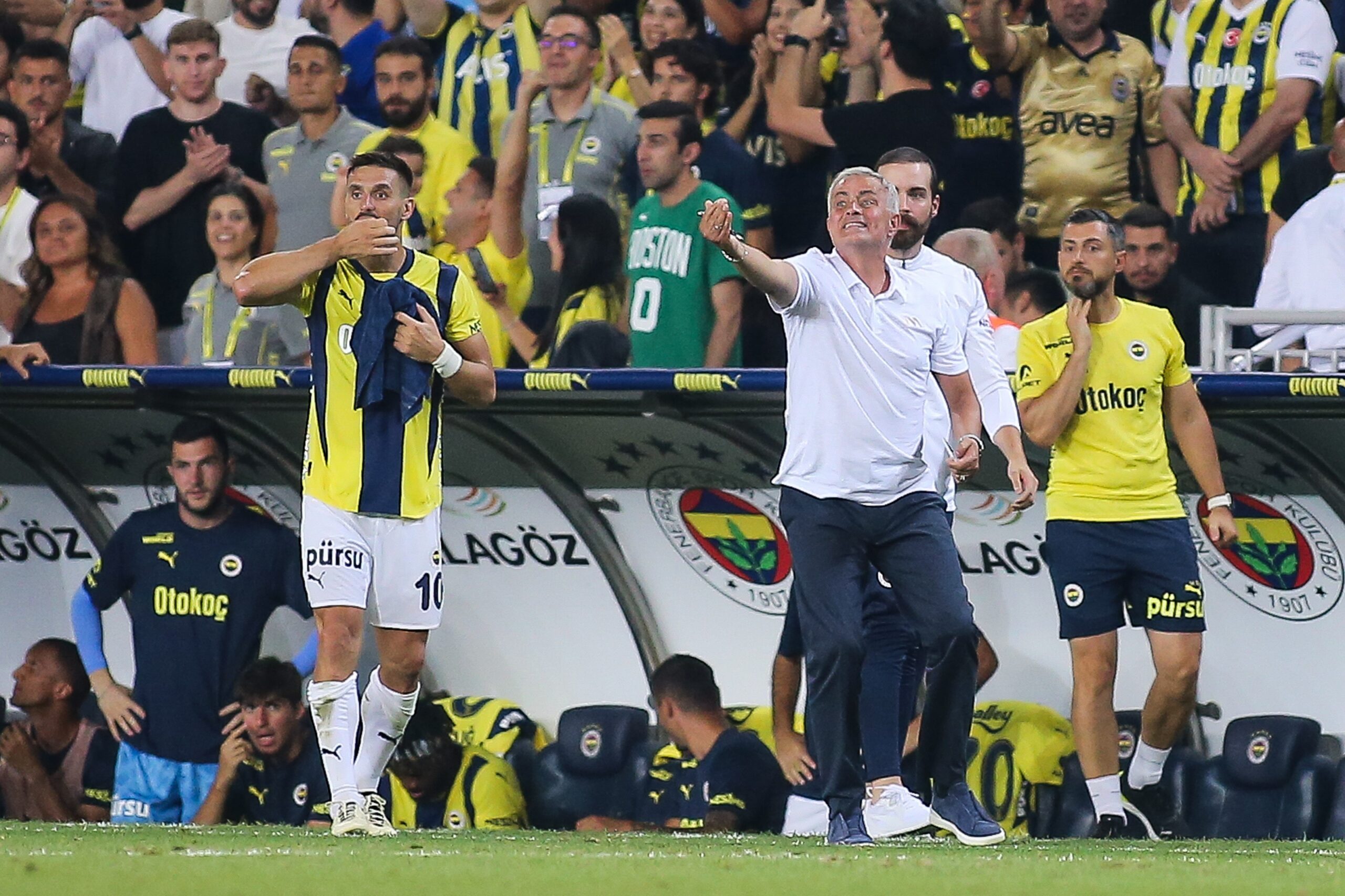 José Mourinho en la banda durante un partido del Fenerbahçe