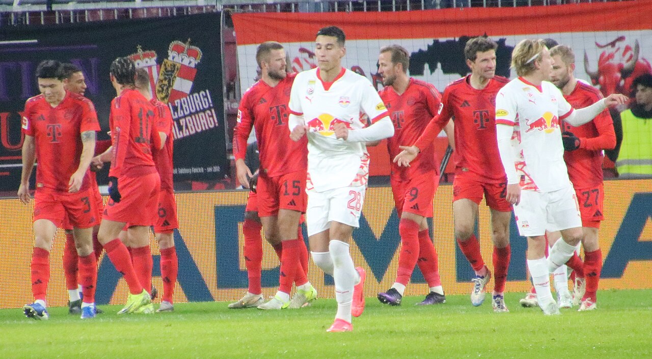 Michael Olise con el Bayern de Múnich durante un partido, 2025