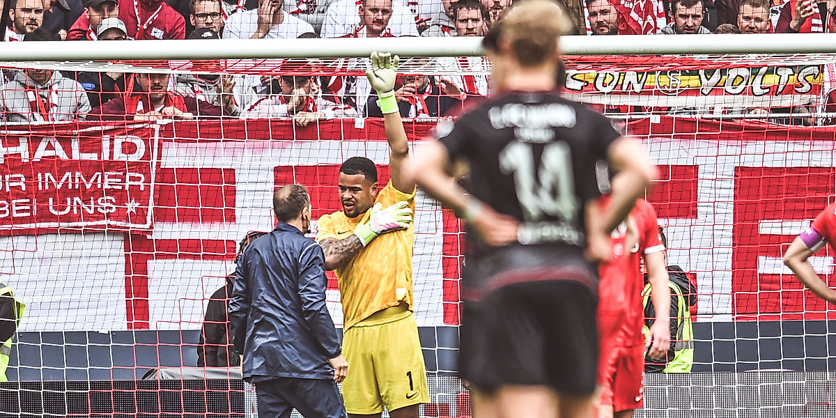 Noah Atubolu, durante un partido con el SC Freiburg, 2025