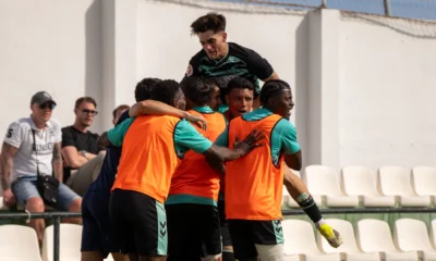 Jugadores del Real Betis celebran una acción de partido, 2026