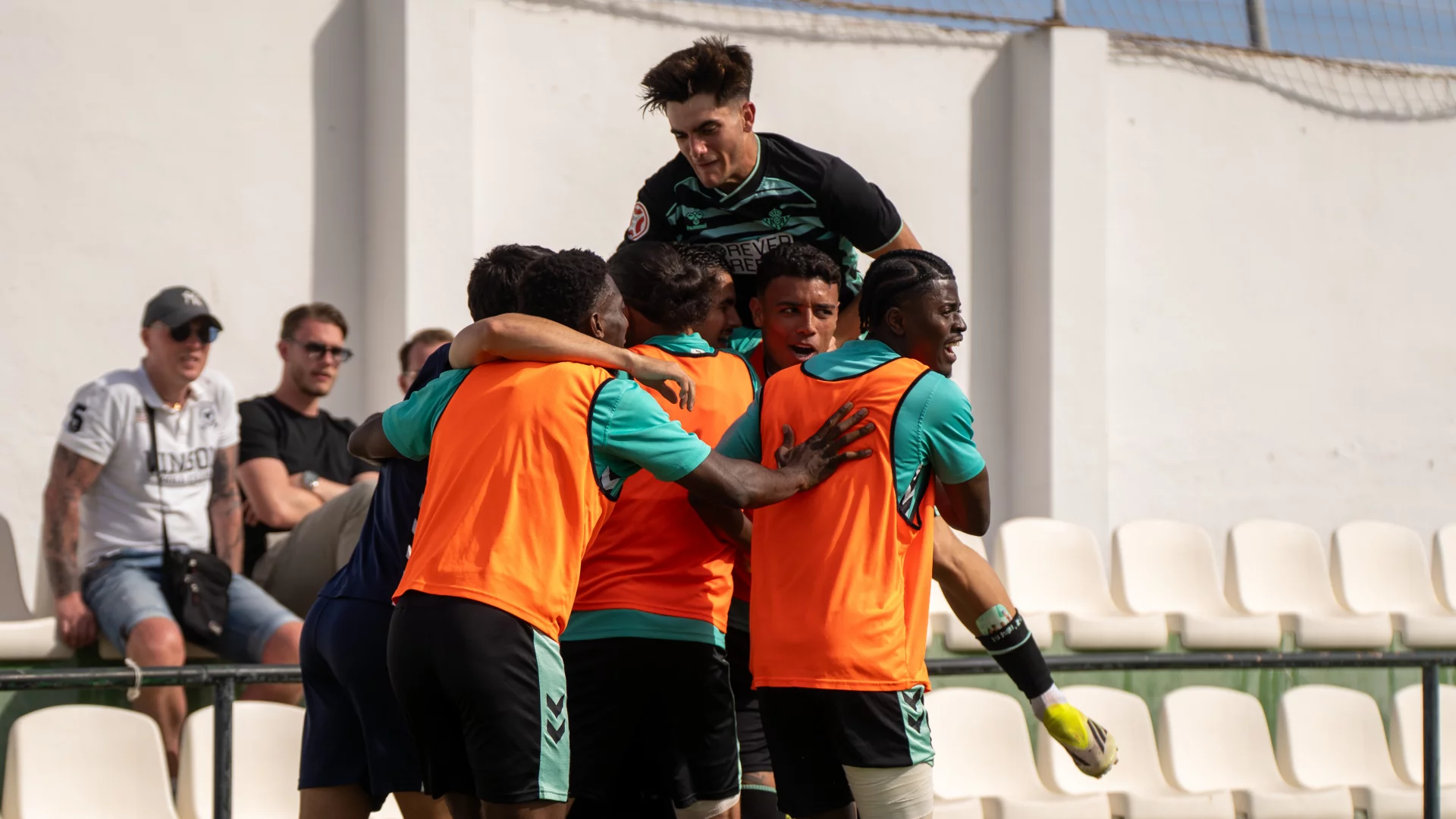 Jugadores del Real Betis celebran una acción de partido, 2026